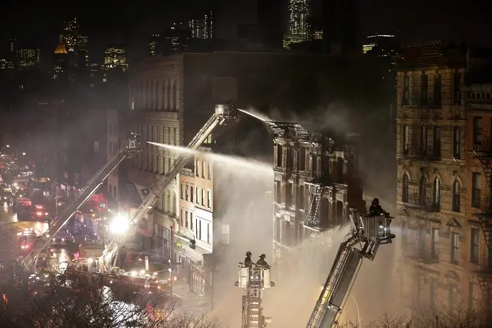 Експлозия срути сграда в Ню Йорк (снимки, видео)