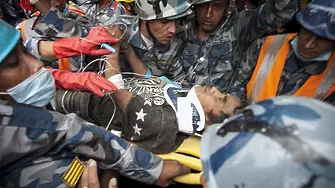 Извадиха живо дете, затрупано в Непал