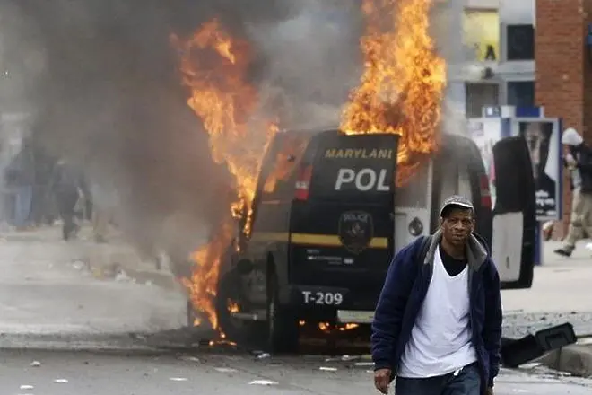 Ожесточени сражения между чернокожи и полиция в Балтимор (СНИМКИ)