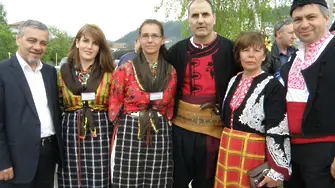 Цветан Цветанов облече носия и поведе хоро в Златоград