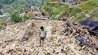Трус 7,4 по Рихтер удари Непал и Индия, най-малко 54 жертви (видео)
