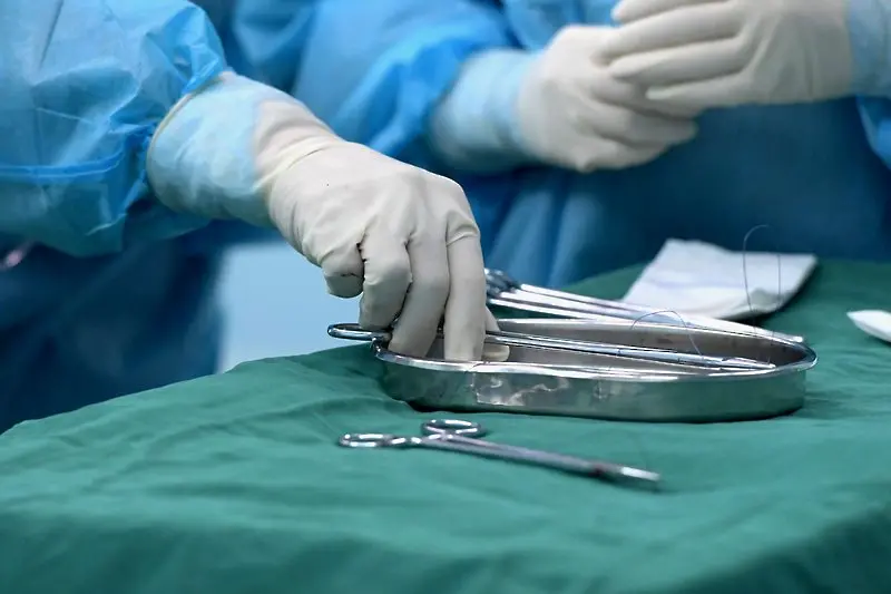 Хирурзи вадят кило метал от стомаха на мъж