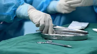 Хирурзи вадят кило метал от стомаха на мъж