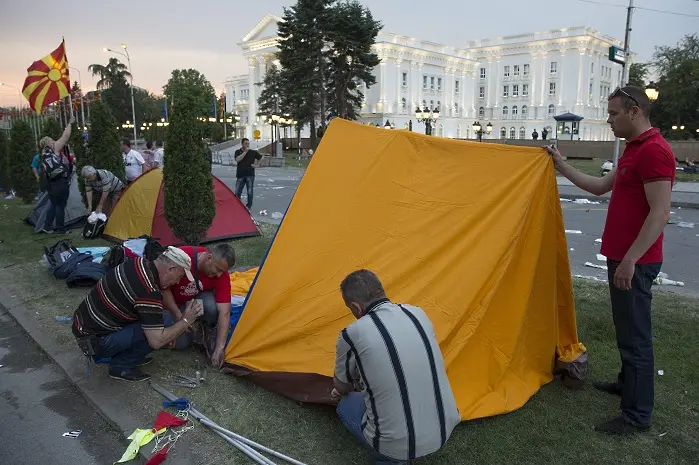 Стотици остават на палатки, очаквайки оставката на Груевски