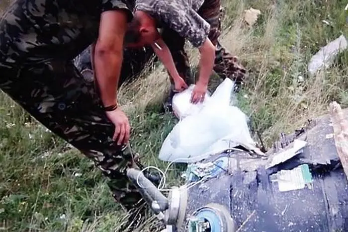 Сепаратист в Украйна: Мамка му, свалили са пътнически самолет (видео)