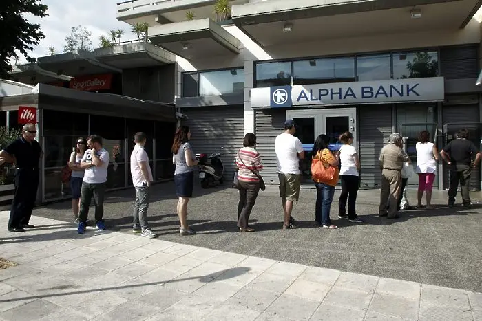 Гърците започнаха масово да си вадят банкови карти