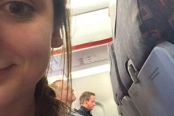 Английски стил. Момиче засне как Камерън яде чипс в евтина авиокомпания