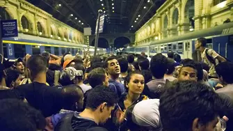 Будапеща затвори международна гара заради бежанци (ВИДЕО)