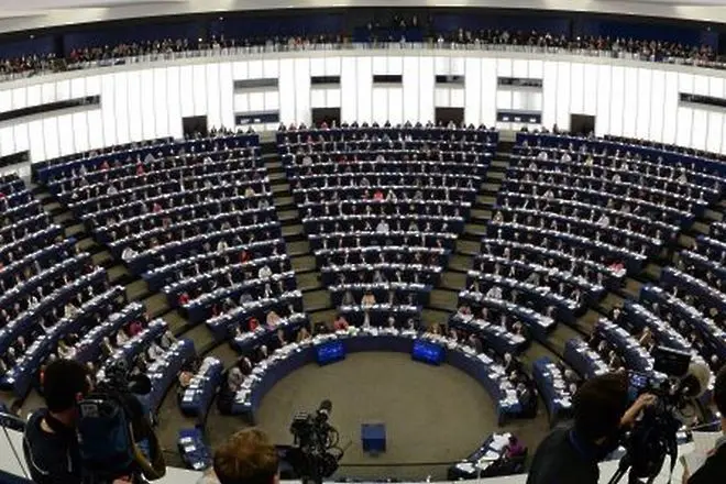 Европарламентът призова Комисията да въведе визи за граждани на САЩ