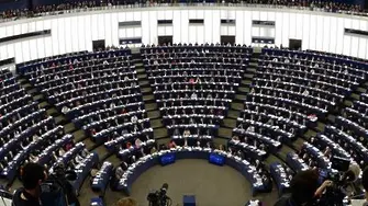 Европарламентът призова Комисията да въведе визи за граждани на САЩ