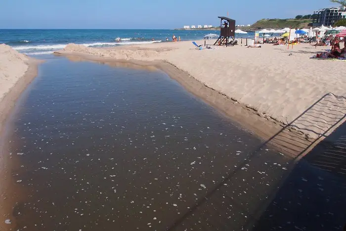 Здравни инспектори забраниха къпането на плажа на Лозенец