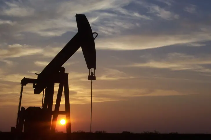 Петролът падна до рекордни нива под 38 долара за барел