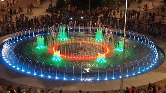 Видео феерия с най-големия пеещ фонтан в България (дрон)