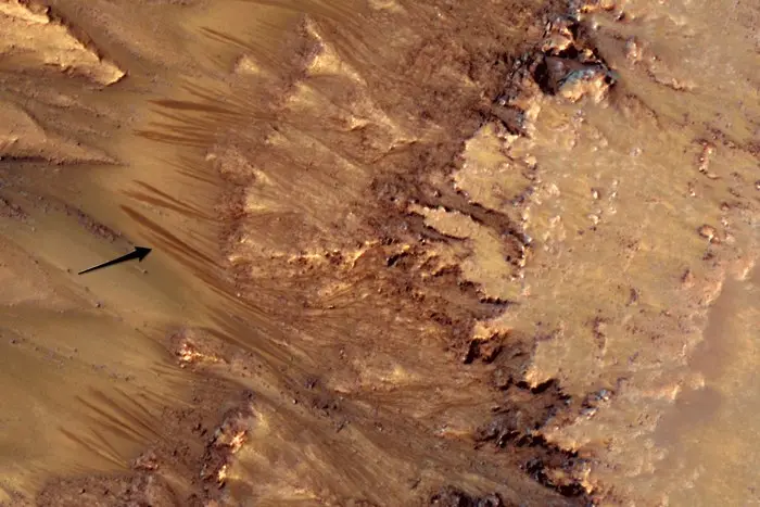 НАСА потвърди - има вода в течно състояние на Марс