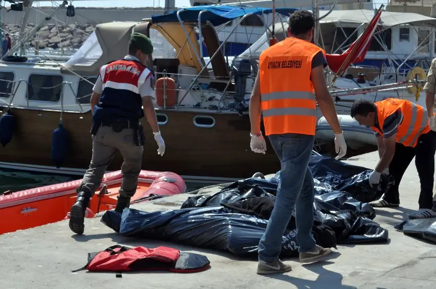 Трагедия: Най-малко 13 жертви при удар на турски кораб в лодка с бежанци