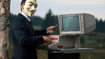 Anonymous към Путин: Ние сме в двореца ти! (ВИДЕО)