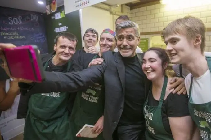 Джордж Клуни с кафе и селфи за бездомници