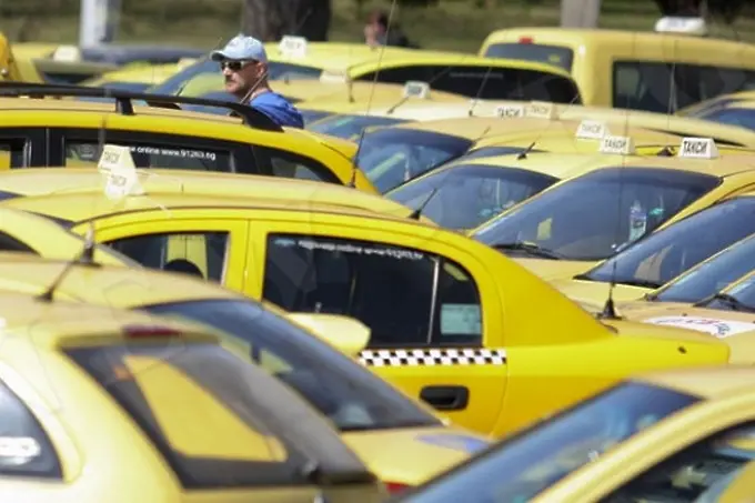 Реверанс от властта към 60 000 водачи на такси: без нов изпит за работа