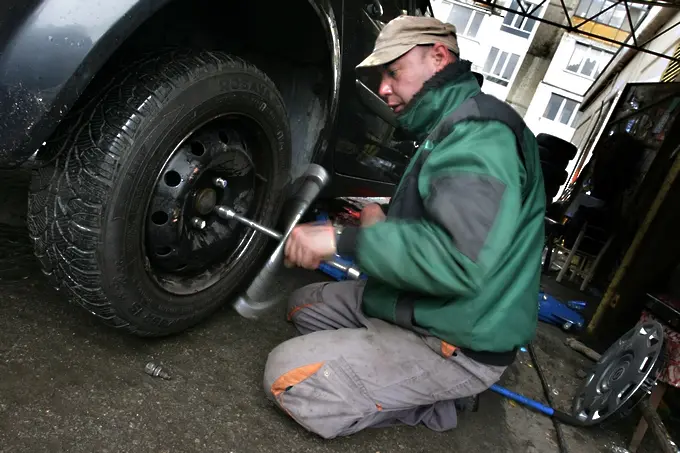 Забраняват да се шофира през зимата с износени летни гуми