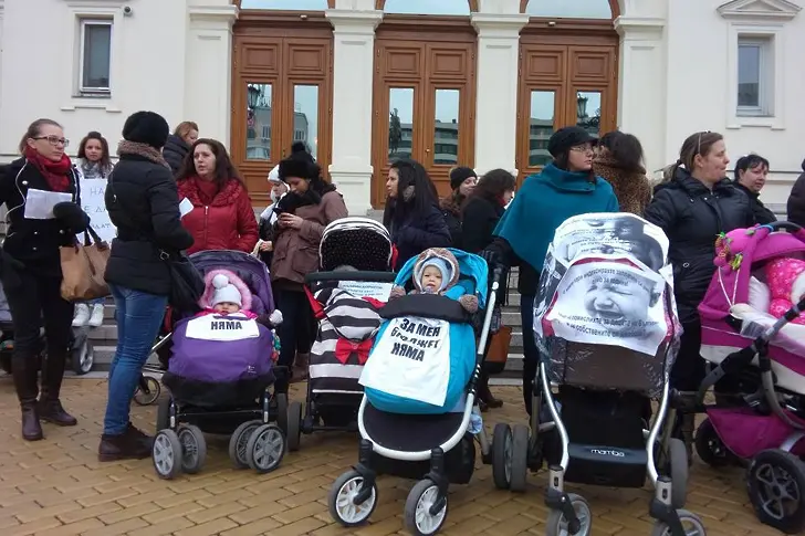 Само 10-ина майки пред парламента: 