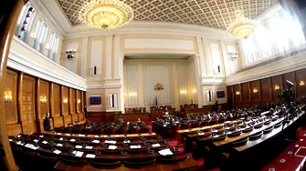 Процедурата за референдума тръгва, депутатите канят Слави