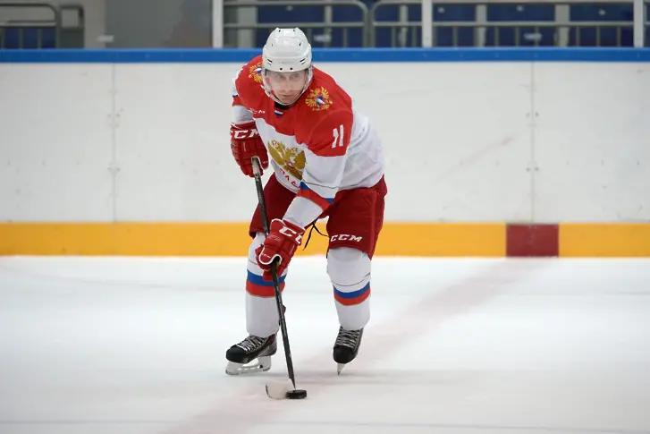 Путин поигра хокей край Сочи (снимки)