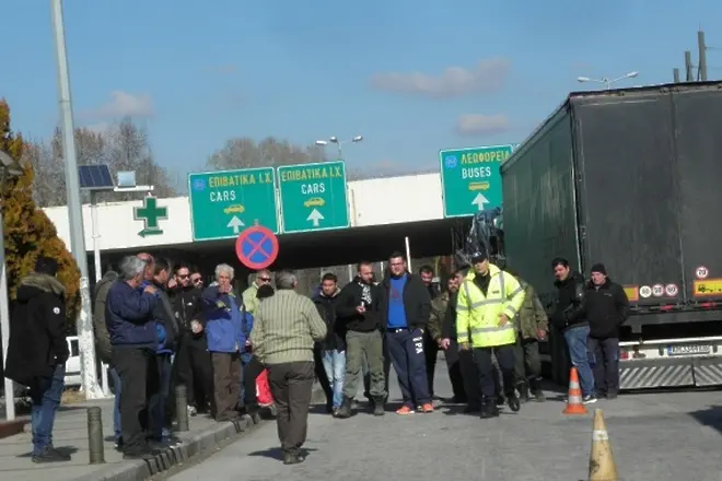 Гръцки фермери и наши шофьори плашат с блокади по границите