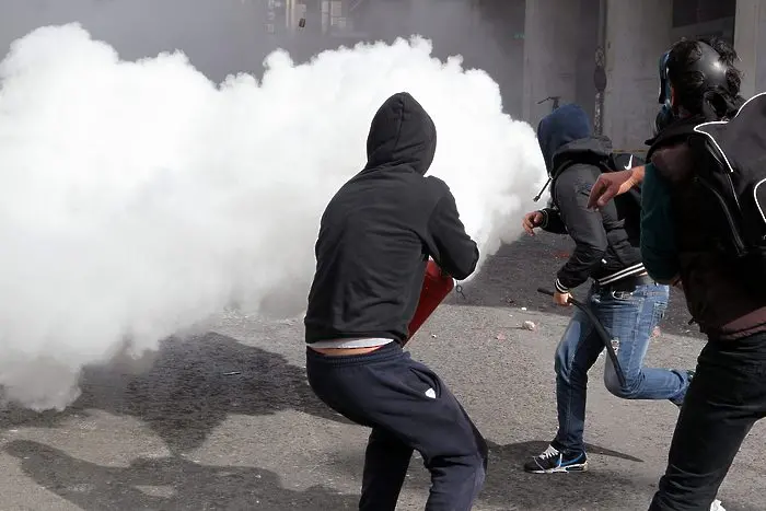Полицията разгони със сълзотворен газ гневни гръцки фермери