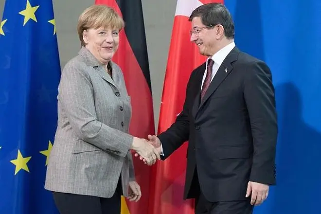 Давутоглу: Меркел направи историческа стъпка за бежанците