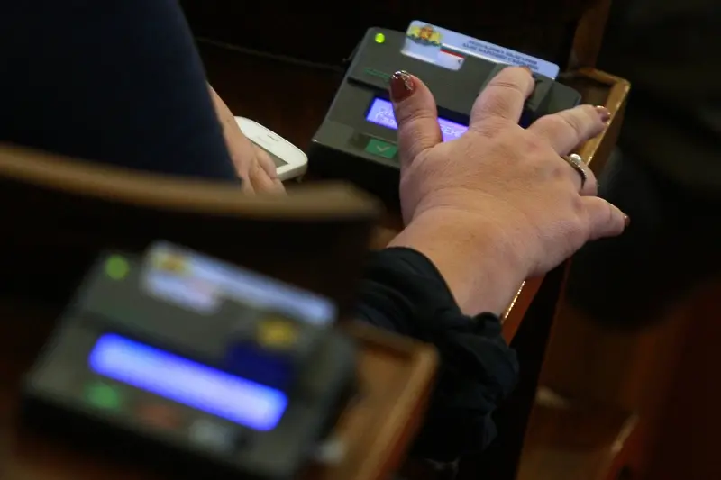 Парламентът подкрепи електронното дистанционно гласуване