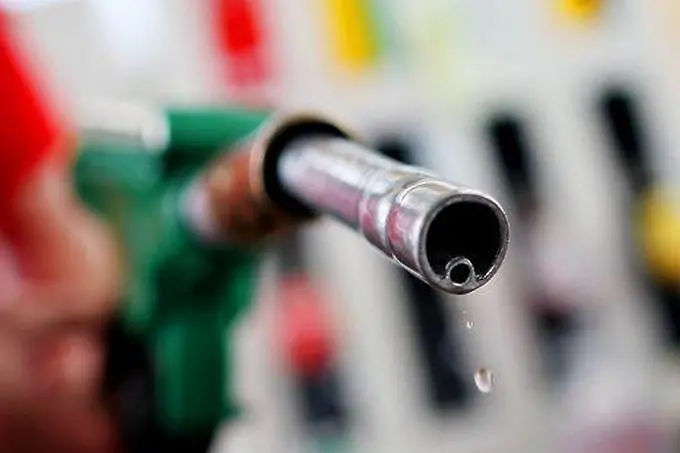 Петролът отново е рекордно евтин