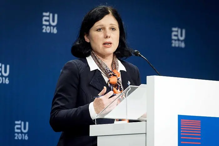 Комисар иска еврофондове да се дават срещу читаво правосъдие