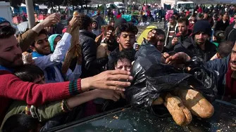 11 000 бежанци блокирани на пункта Идомени в Гърция