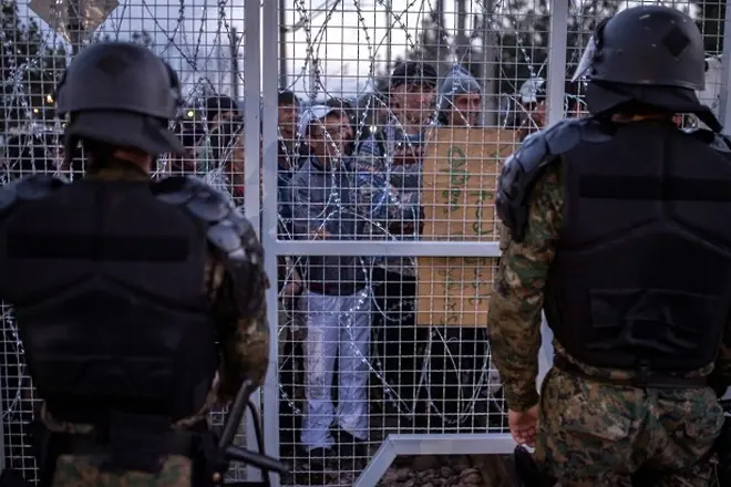 Бежанци атакуват с камъни и пръти граничната ограда на Македония