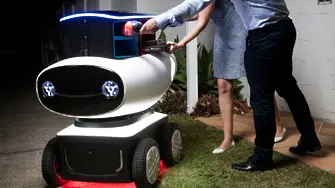 В Австралия: робот носи пица по домовете