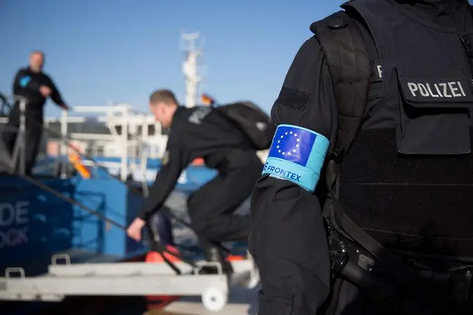 Връщане на мигранти в морето свали шефа на „Фронтекс“