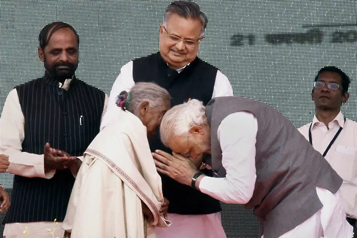 Защо индийският премиер пипна краката на 104-годишна баба? (ВИДЕО)