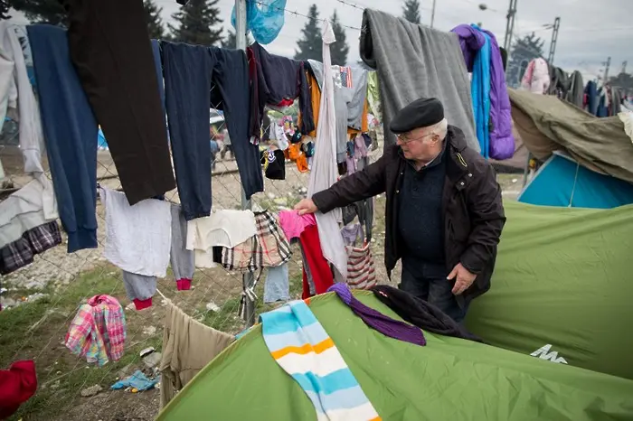 Солидарност: Германски политик опъна палатка сред бежанците в Идомени