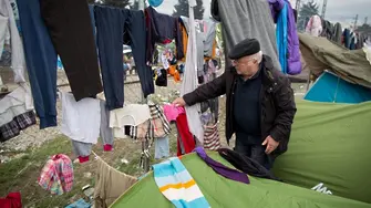 Солидарност: Германски политик опъна палатка сред бежанците в Идомени