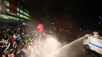 Газ и водно оръдие срещу протестиращи в Турция