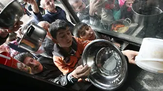 Агенцията за бежанците изхвърля тонове храна