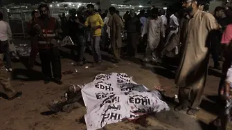 Терорист-самоубиец уби десетки жени и деца в парк в Пакистан