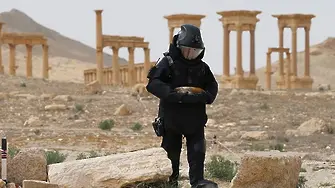 Вижте как руски сапьори разминират Палмира