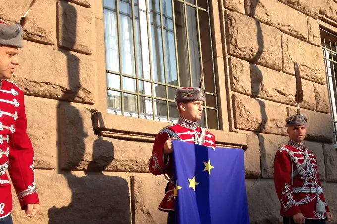 Празнично вдигнаха флага на Европа пред Президенството