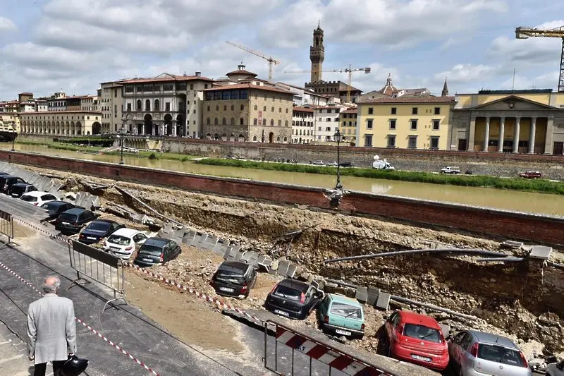 Свлачище близо до Понте Векио във Флоренция погълна 20 автомобила