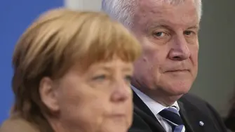Меркел и партньорът ѝ се замерват с писма