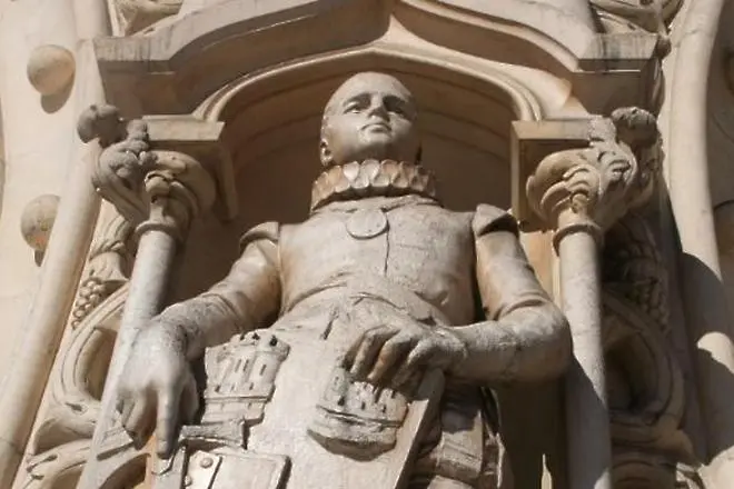 Младеж счупи 126-годишна статуя на португалски крал в опит за селфи