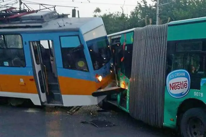 Автобус и трамвай катастрофираха в София