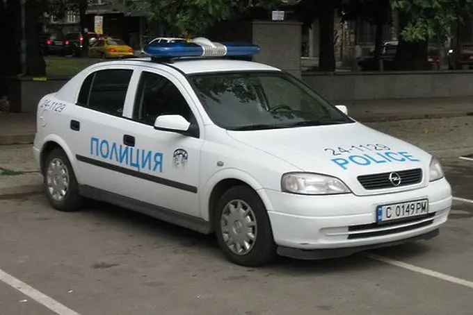Две български коли прекарват бежанци