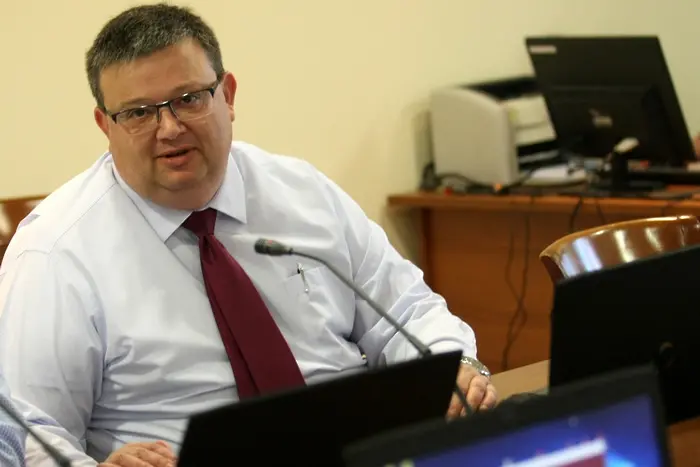 Цацаров отряза Местан - няма да атакува изборите пред КС
